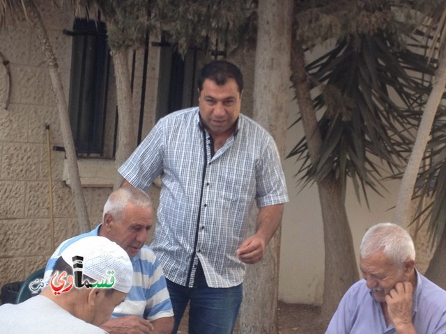 كفرقاسم : رئيس البلدية المحامي عادل بدير يزورالمسنين ويتفقد احوالهم ويقدم لهم احتياجاتهم  